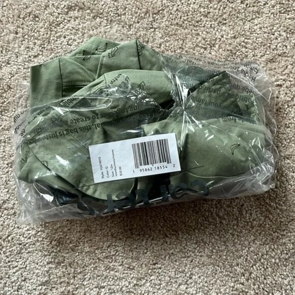 🚨 50% OFF BUNDLES! ENDS 12/7 🚨 Bundle of 3 NWT Carter's Outfits - Size 12 months - Picture 14 of 16